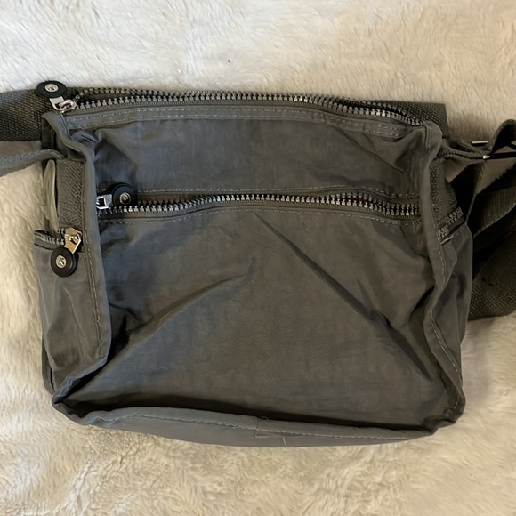 Travel purse with lots of pockets and adjustable strap grey - Picture 7 of 9